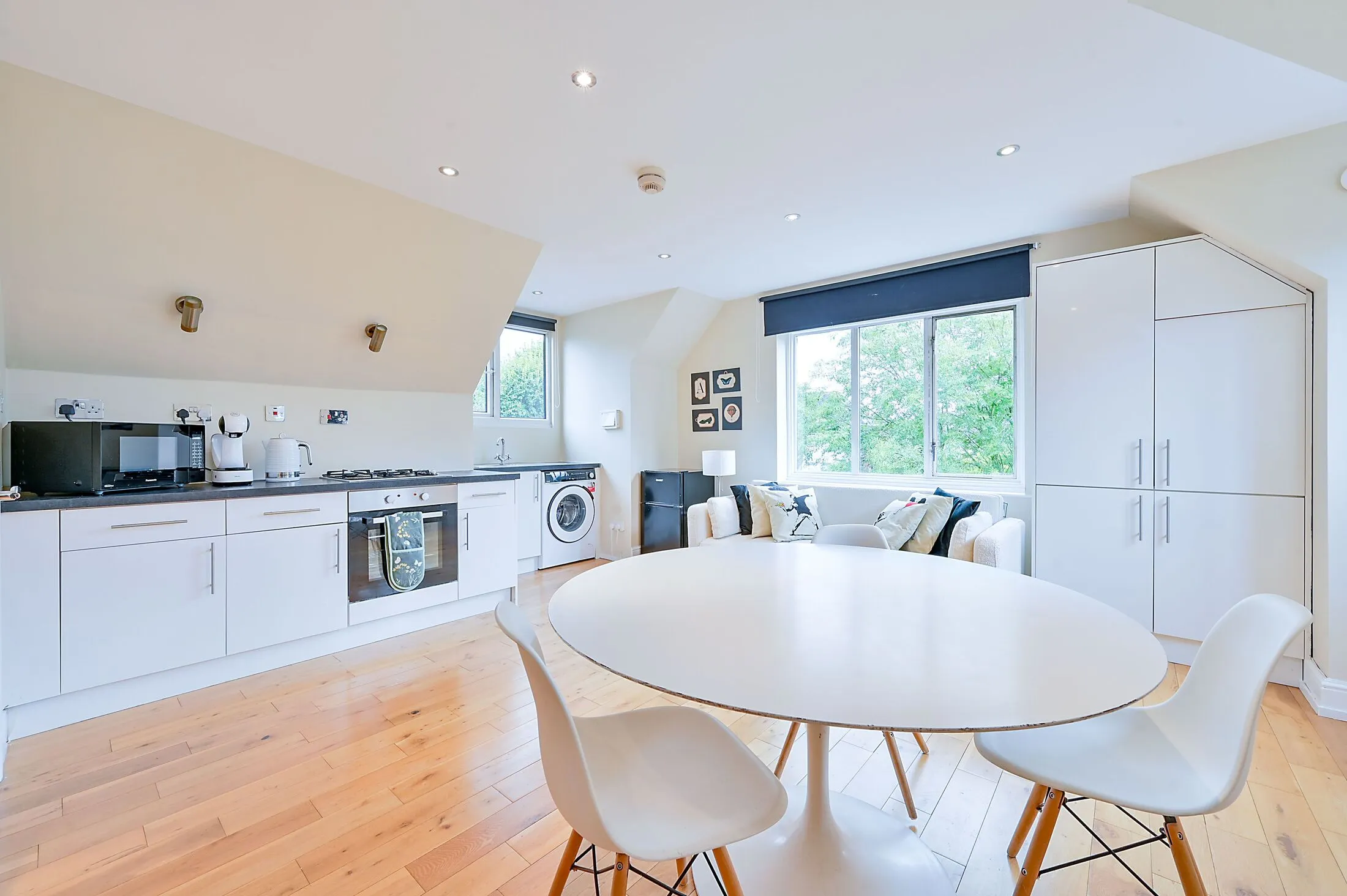 Flat Perryn Road in Greater London