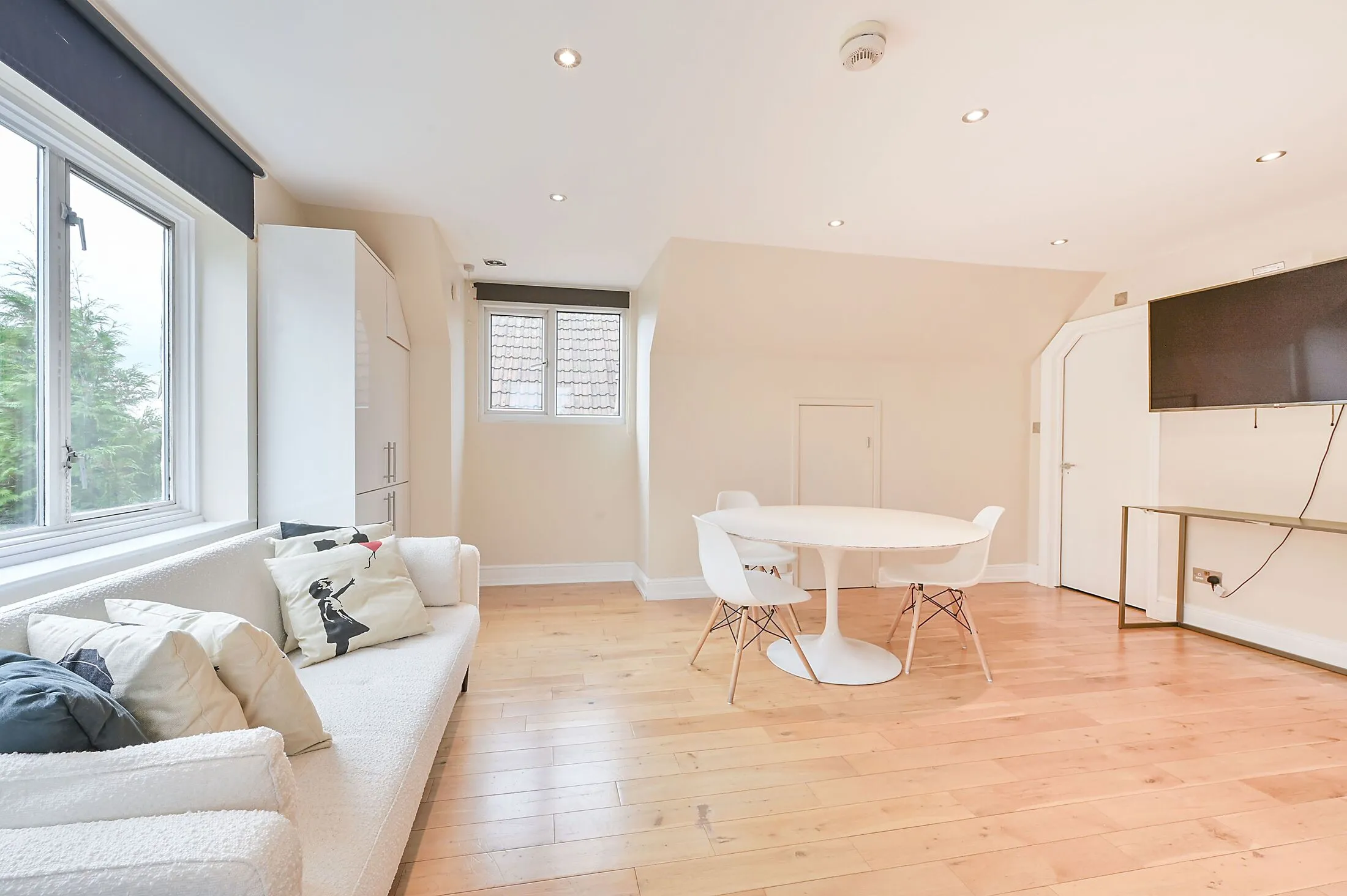 Flat Perryn Road in Greater London