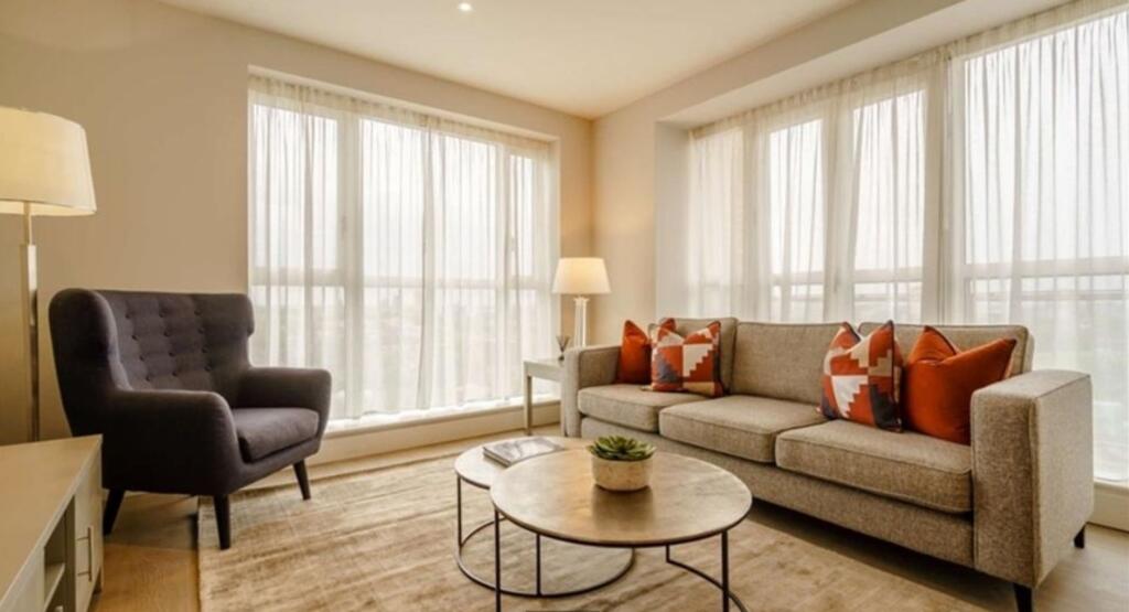 Flat Westferry Circus in Greater London