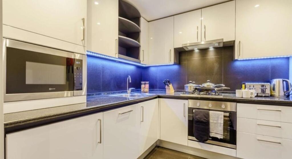 Flat Westferry Circus in Greater London