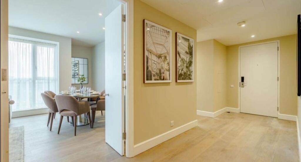 Flat Westferry Circus in Greater London