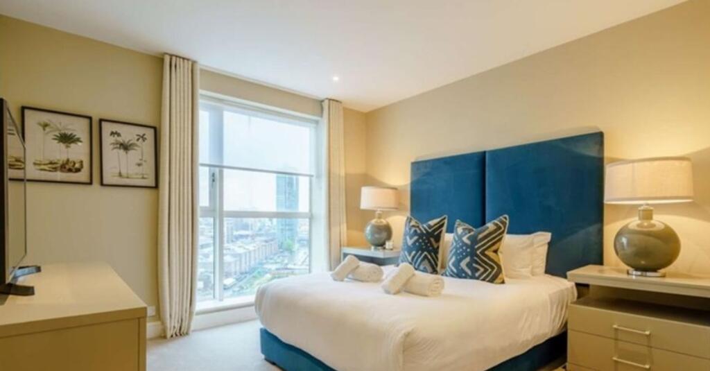 Flat Westferry Circus in Greater London