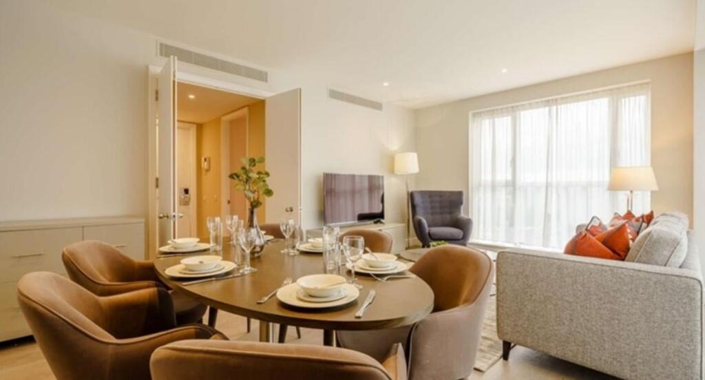 Flat Westferry Circus in Greater London
