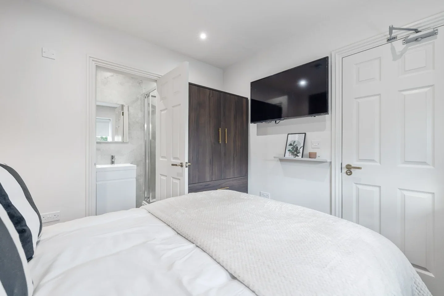 Room Banks Road in Wainscott