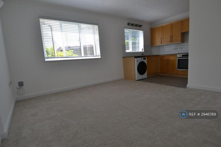 Flat Kempton Court in Borough of Spelthorne