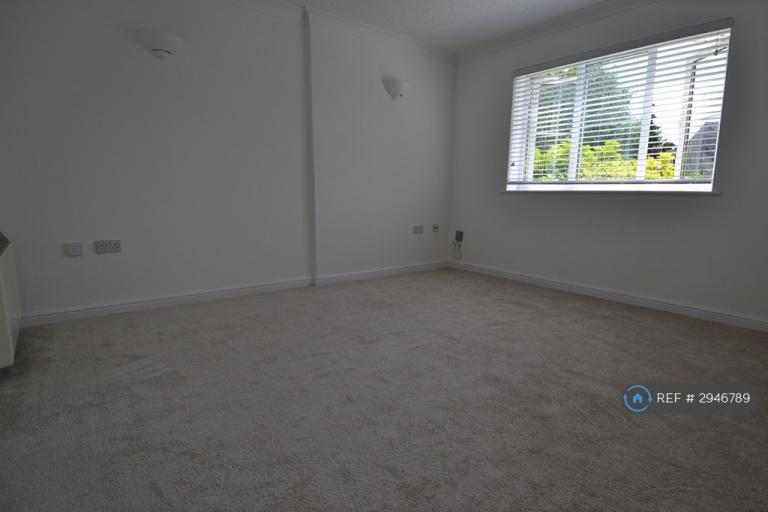 Flat Kempton Court in Borough of Spelthorne
