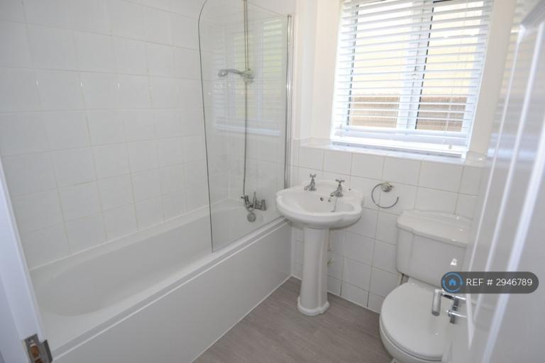 Flat Kempton Court in Borough of Spelthorne