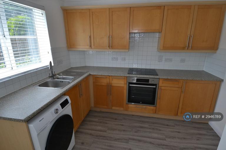 Flat Kempton Court in Borough of Spelthorne