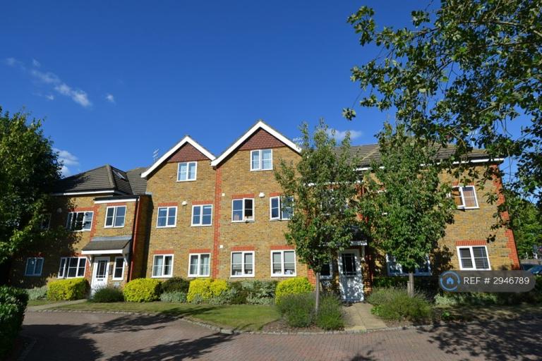 Flat Kempton Court in Borough of Spelthorne