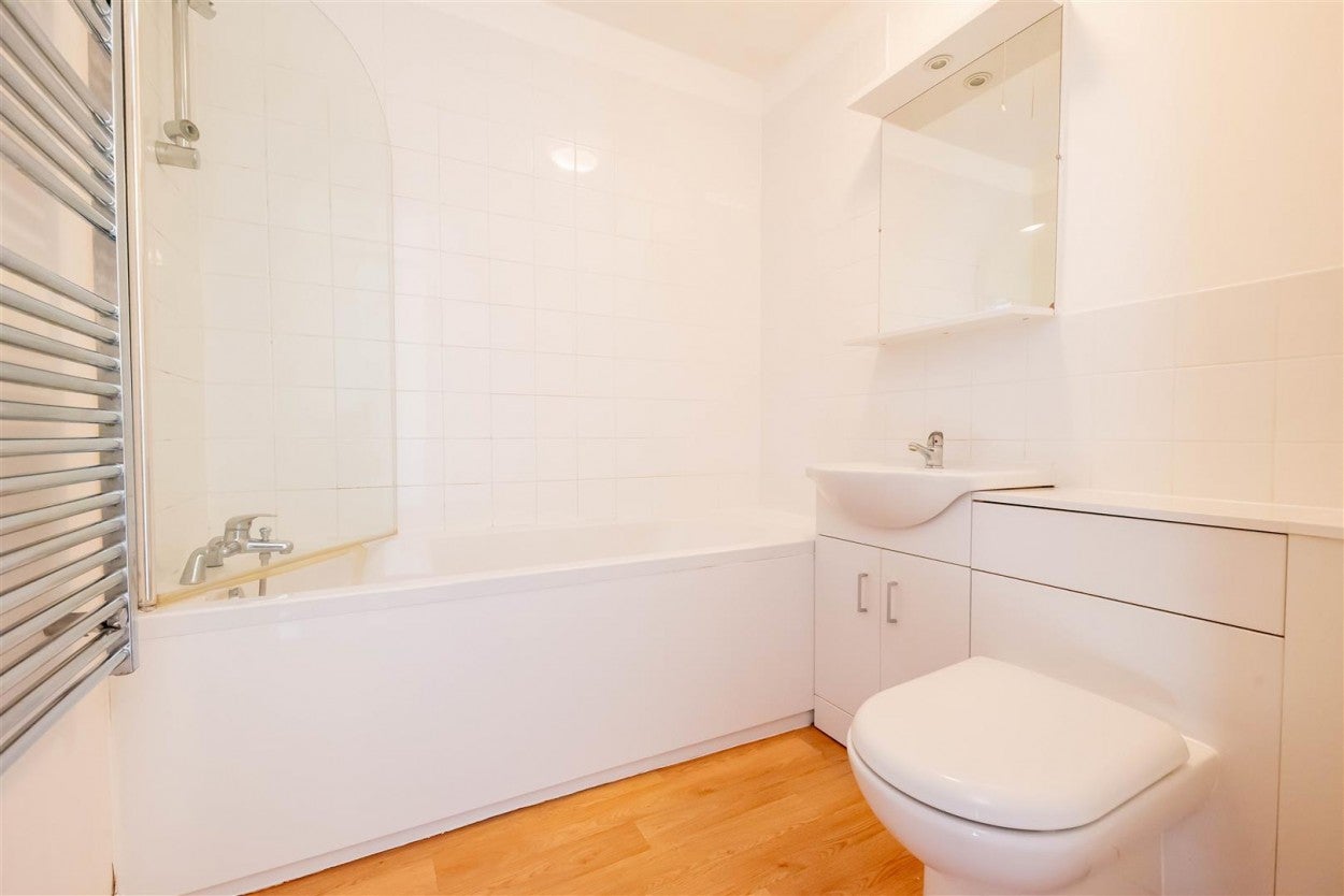 Flat Bennett Court in Surrey Heath