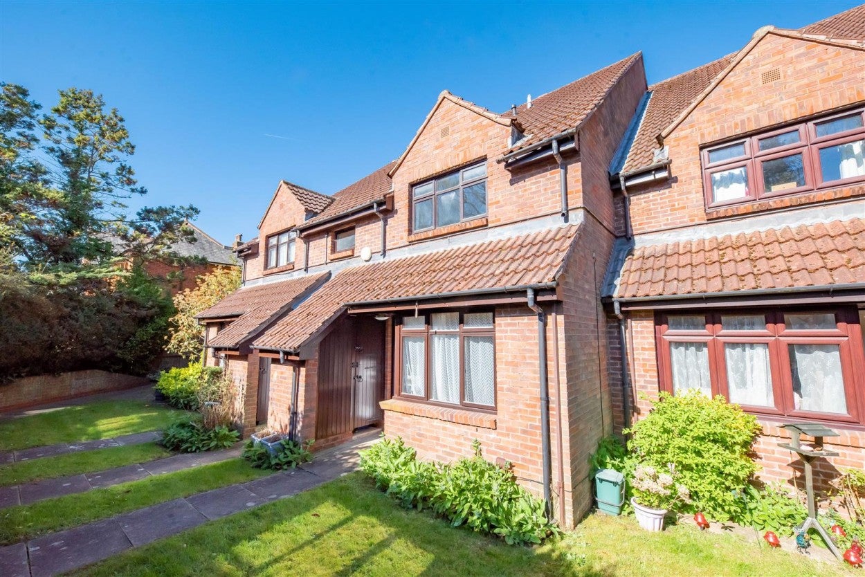 Flat Bennett Court in Surrey Heath