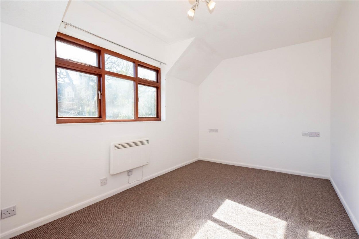 Flat Bennett Court in Surrey Heath
