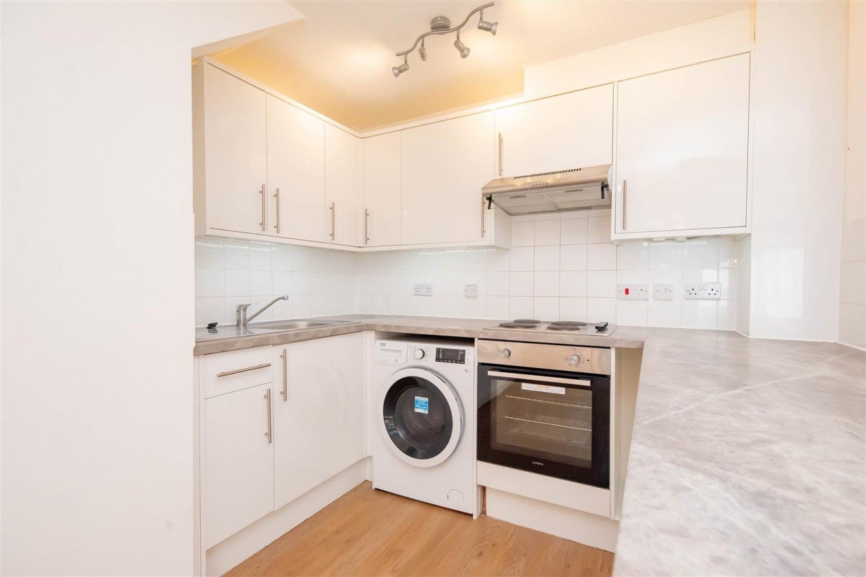 Flat Bennett Court in Surrey Heath