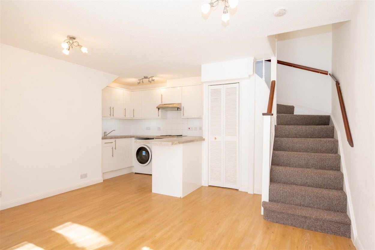 Flat Bennett Court in Surrey Heath