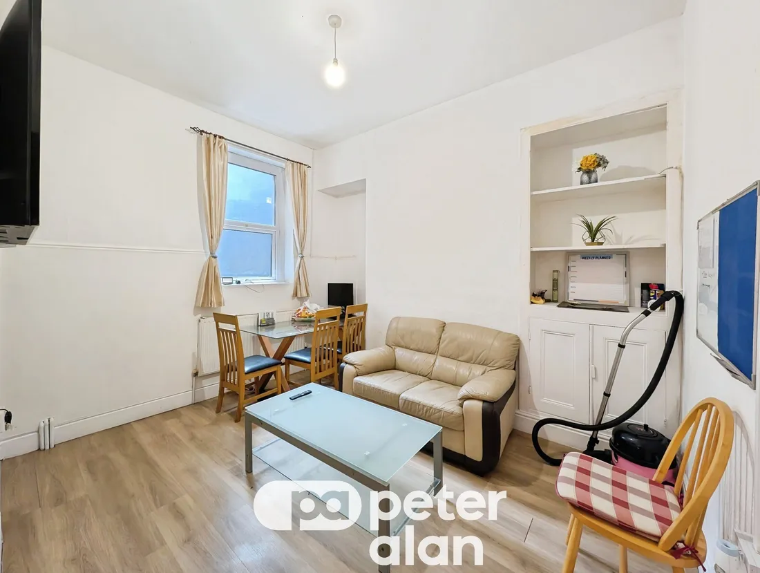 Room King Edward Road in Swansea