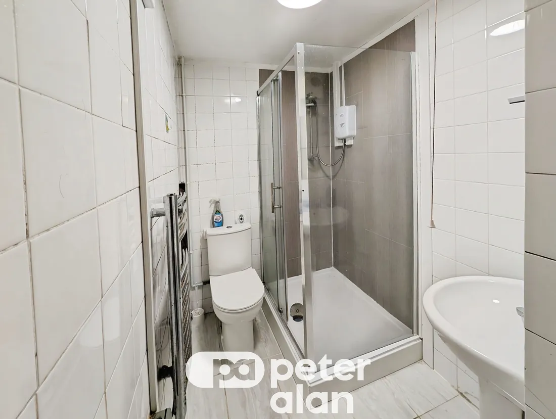 Room King Edward Road in Swansea