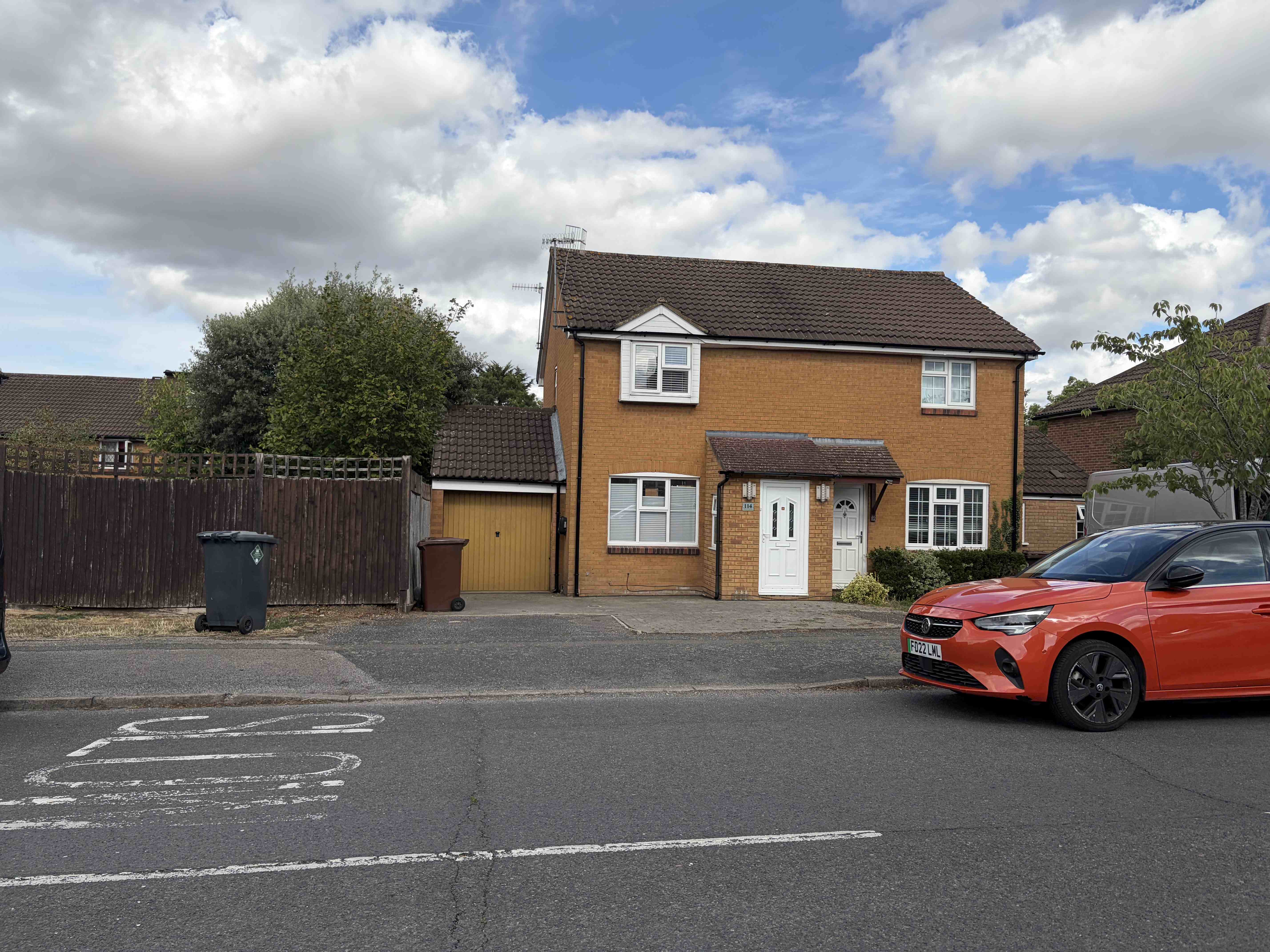 House Ashfield Avenue in Hertsmere
