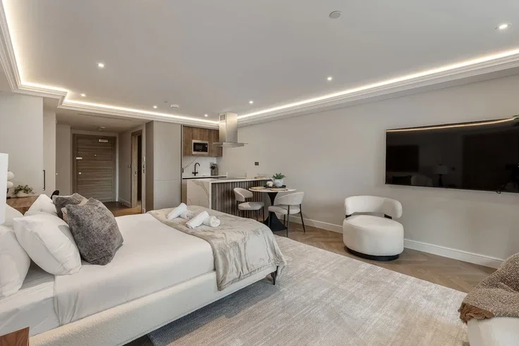 Flat Kensington High Street in Greater London