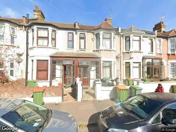 Flat Gladstone Avenue in Greater London
