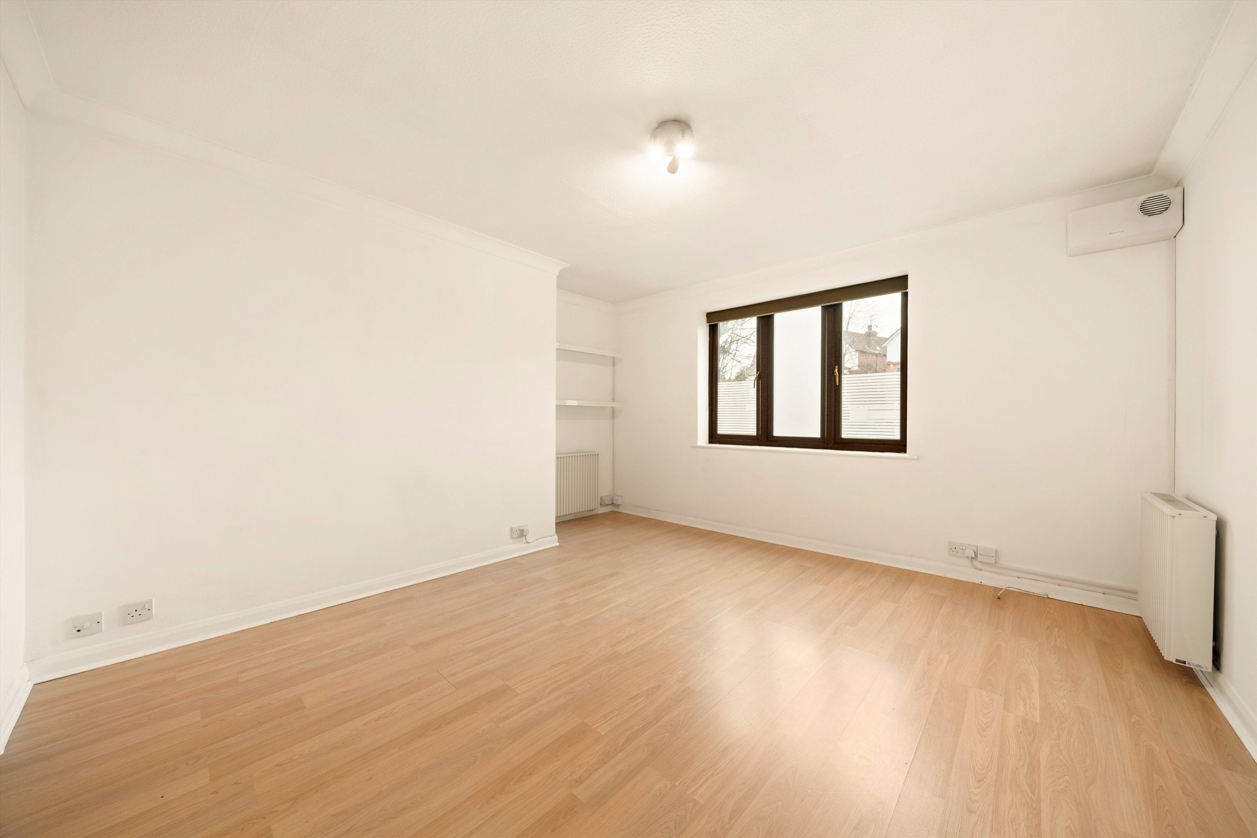 Flat Willesden Lane in Greater London