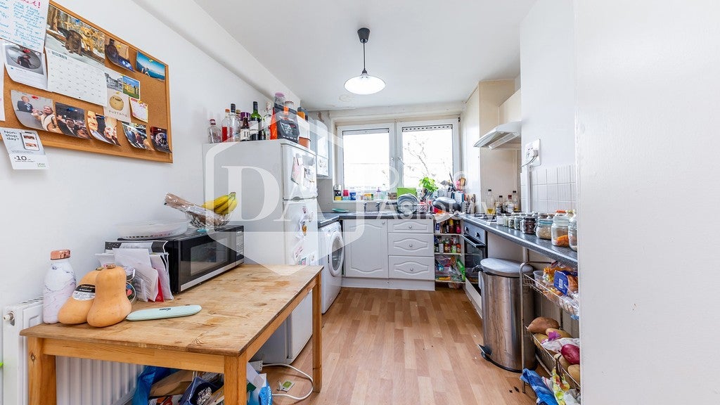 Flat Corby Way in Greater London