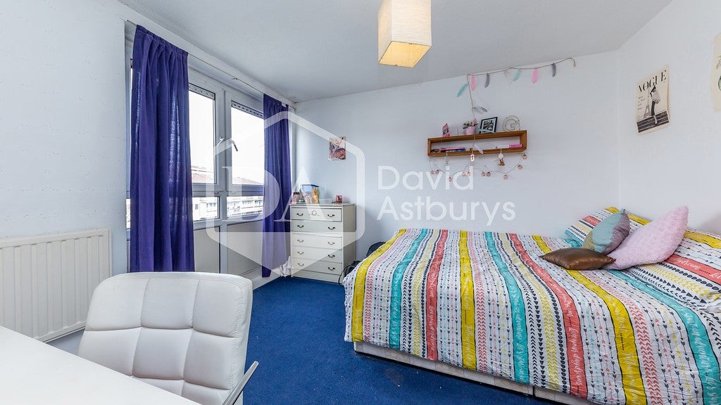 Flat Corby Way in Greater London
