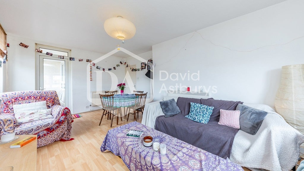 Flat Corby Way in Greater London