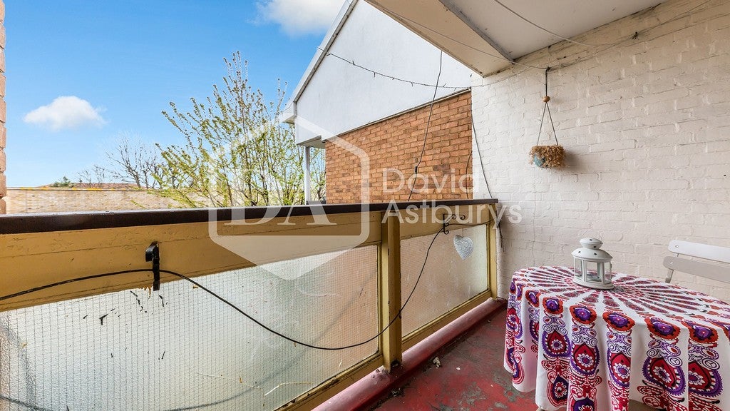 Flat Corby Way in Greater London
