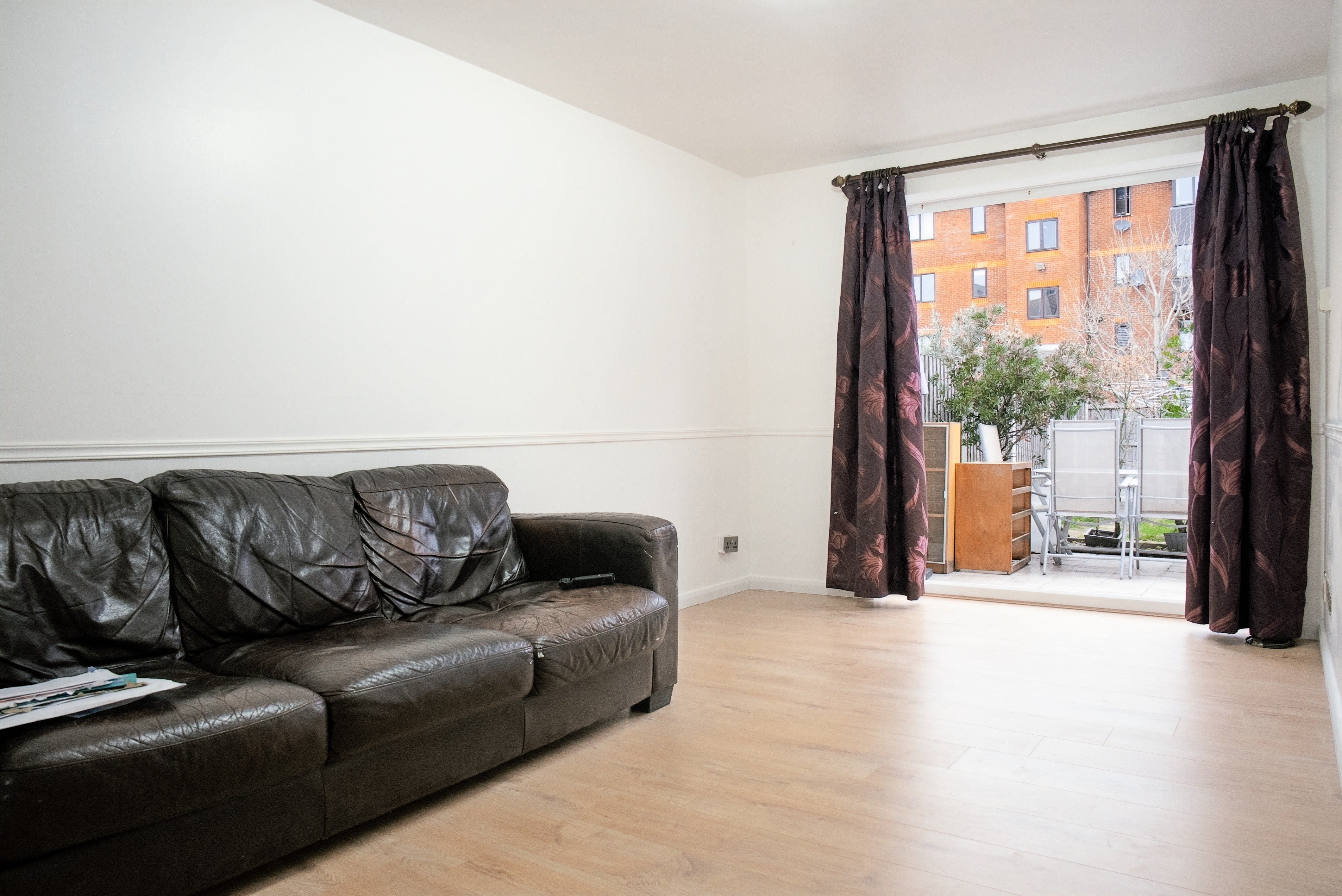 Flat Harlinger Street in Greater London