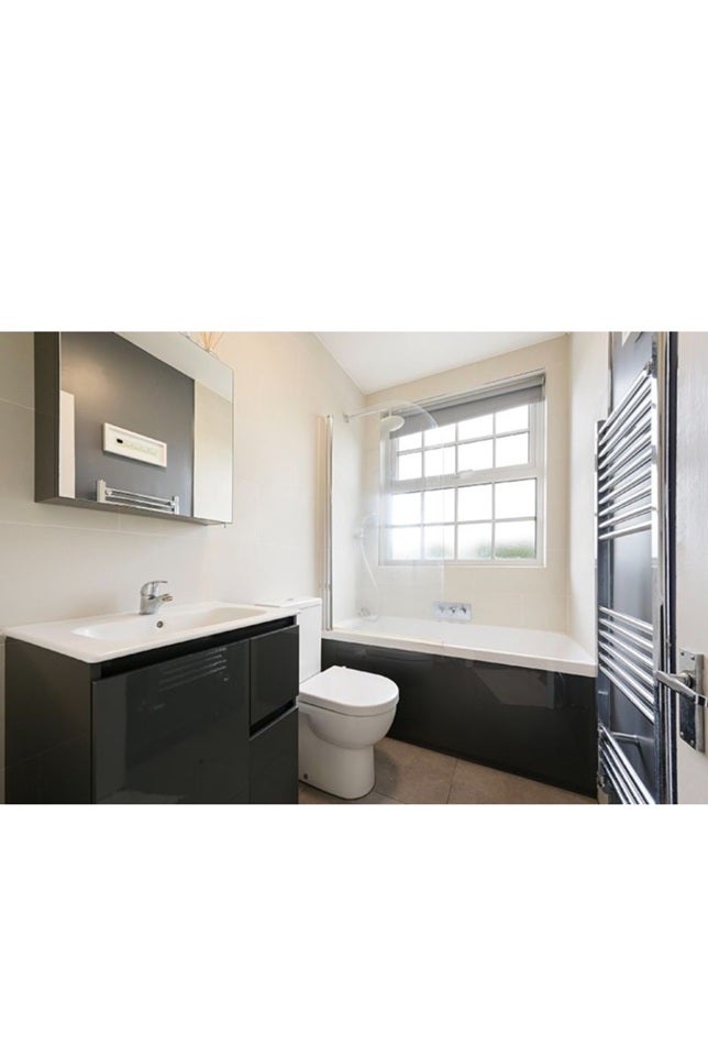 Flat Ewell Road in Greater London