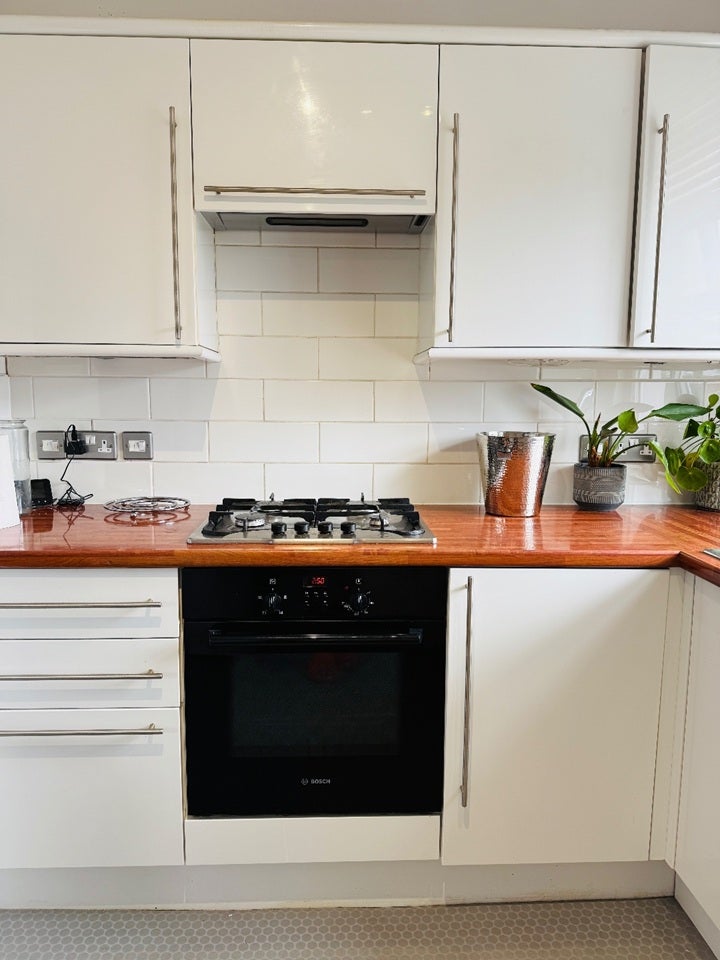 Flat Ewell Road in Greater London