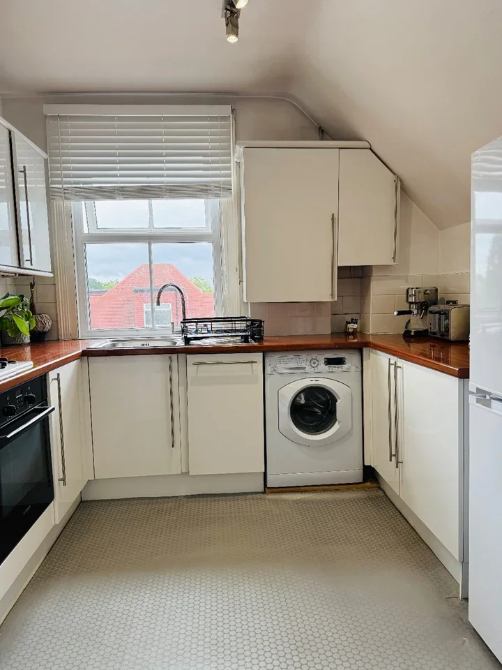 Flat Ewell Road in Greater London