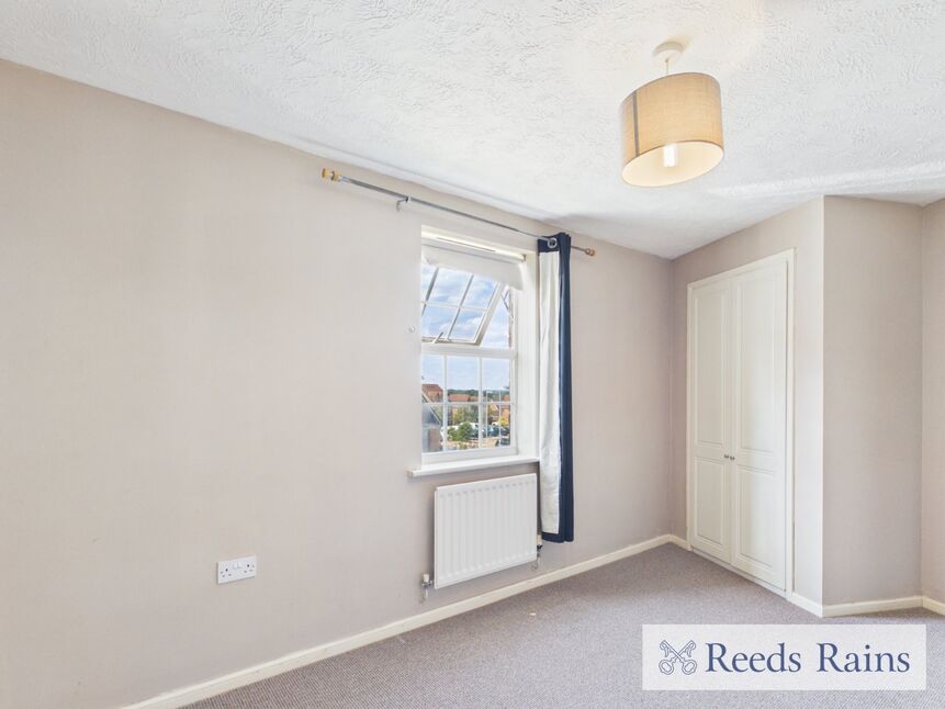 Flat Carew Close in Grays