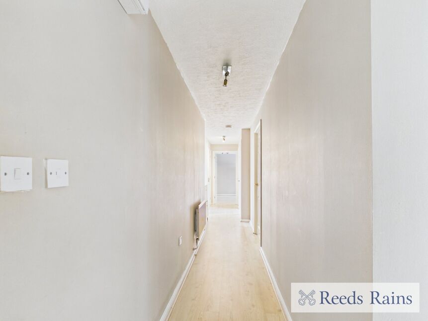 Flat Carew Close in Grays