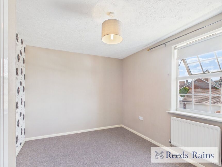 Flat Carew Close in Grays