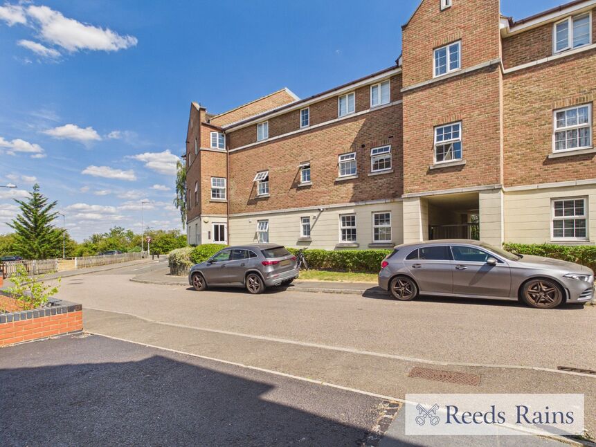 Flat Carew Close in Grays