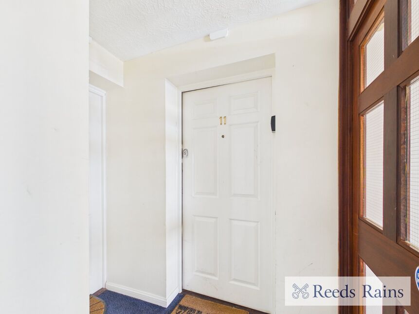 Flat Carew Close in Grays