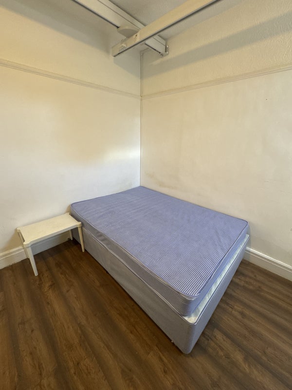 Room Derbyshire Lane West in Trafford