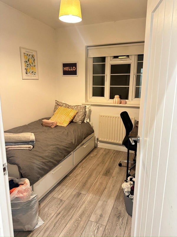 Room Rodenhurst Road in Greater London