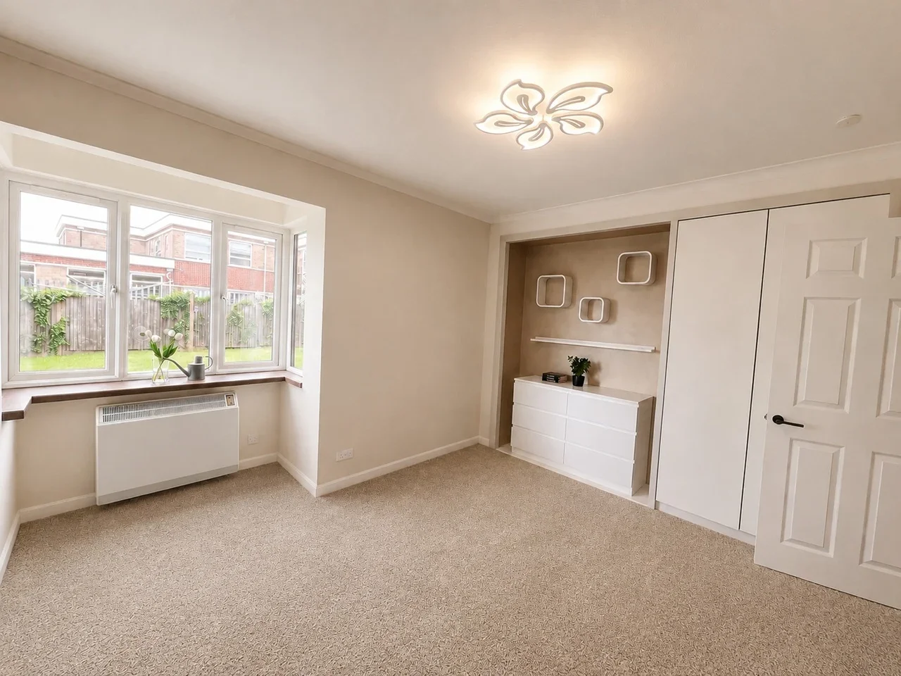 Flat Harlington Road in Greater London