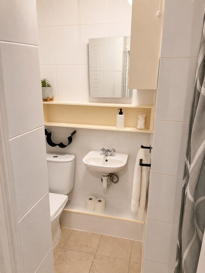 Flat Harlington Road in Greater London