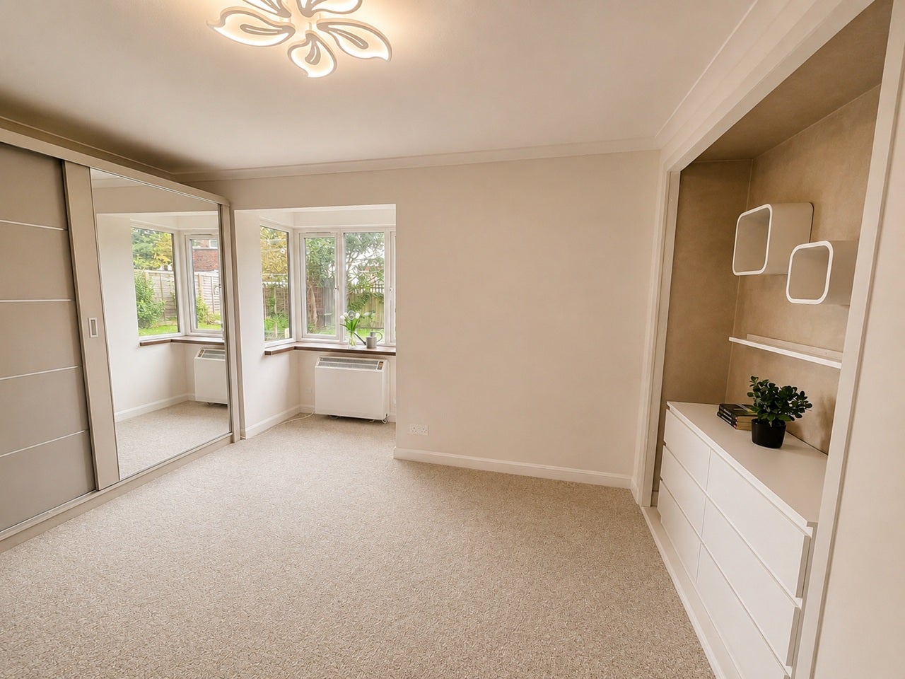 Flat Harlington Road in Greater London