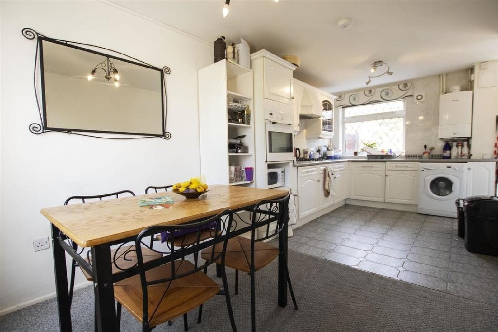 Room Metchley Drive in Birmingham