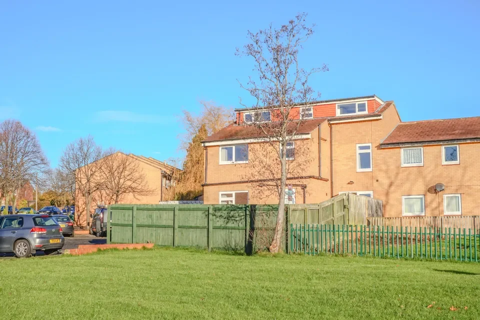 Flat Holmsley Field Lane in Leeds