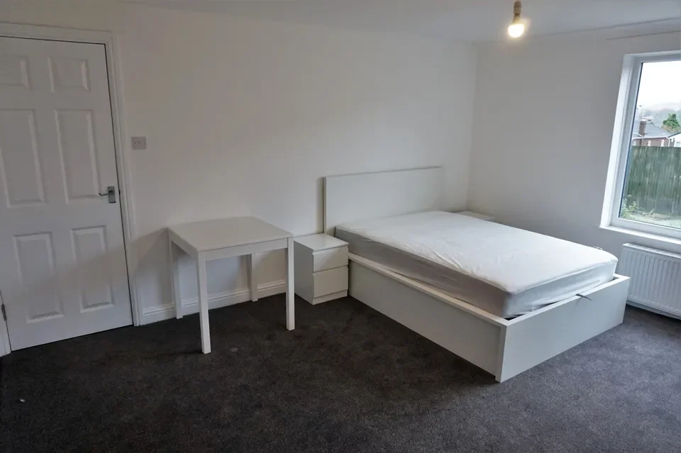 Flat Holmsley Field Lane in Leeds