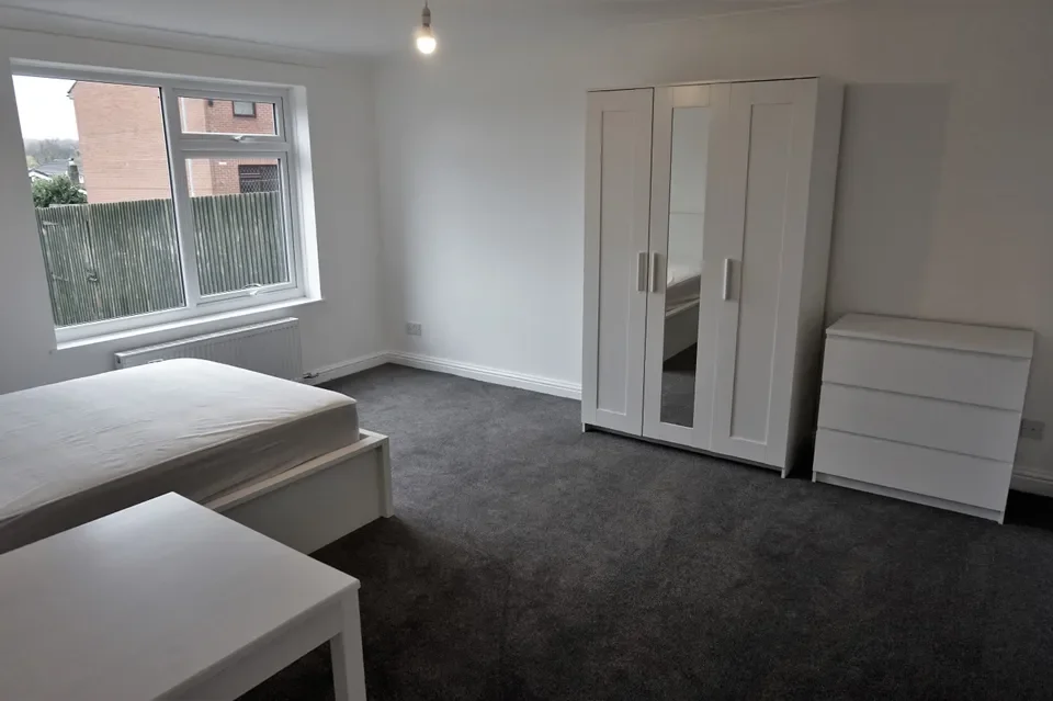 Flat Holmsley Field Lane in Leeds
