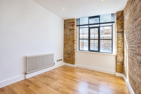 Flat Thrawl Street in Greater London