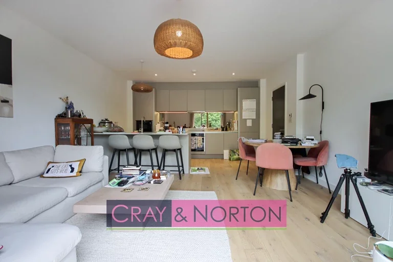 Flat Croham Valley Road in London