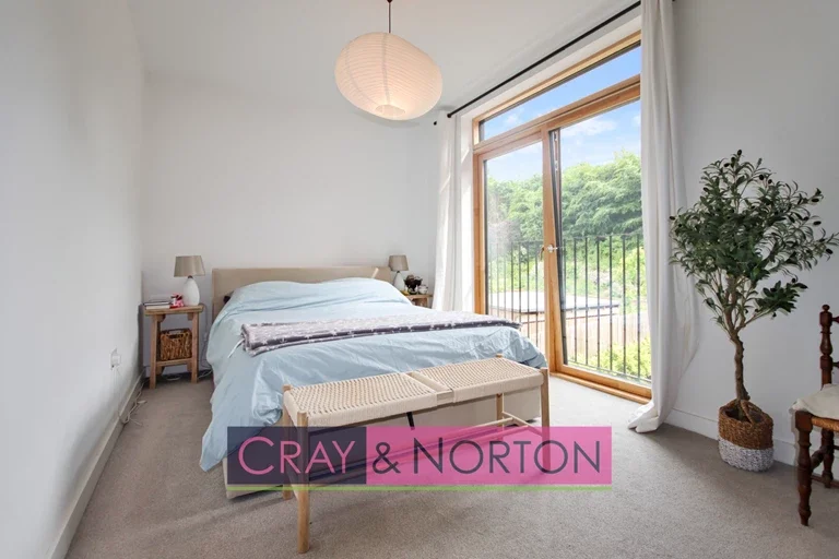 Flat Croham Valley Road in London