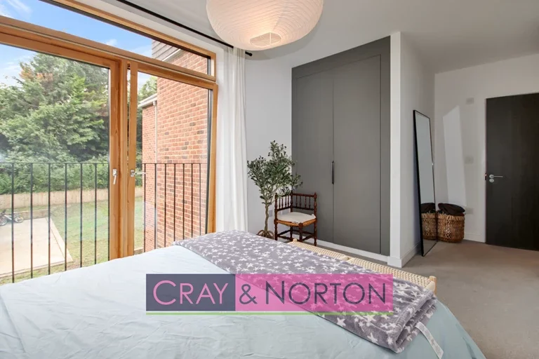Flat Croham Valley Road in London